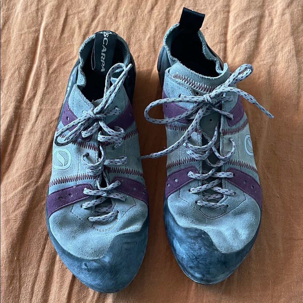 Scarpa Climbing Shoes W9 in Gray and Purple